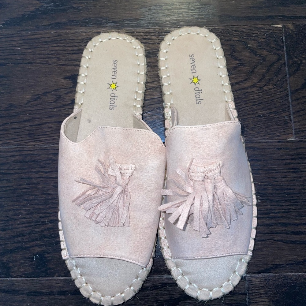 Seven dials slippers